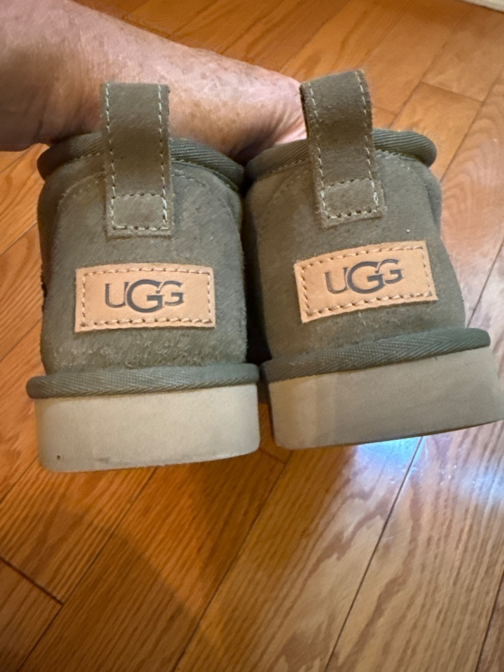 Women’s low green Ugg’s size women’s 8. - Picture 2 of 5